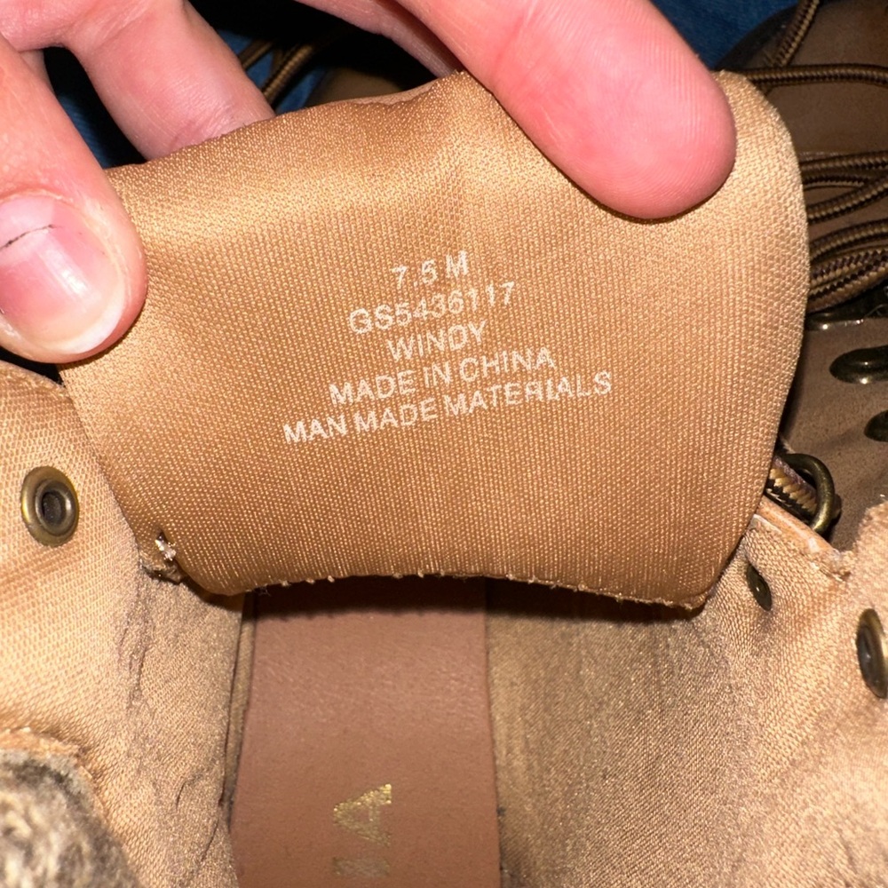 Fall boots - Picture 3 of 5